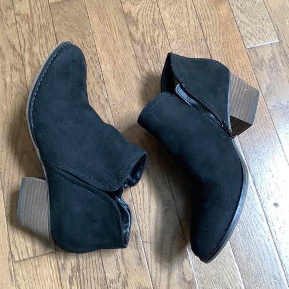 Fergie Bianca Perf Ankle Bootie _ Size 10 M - Picture 7 of 12
